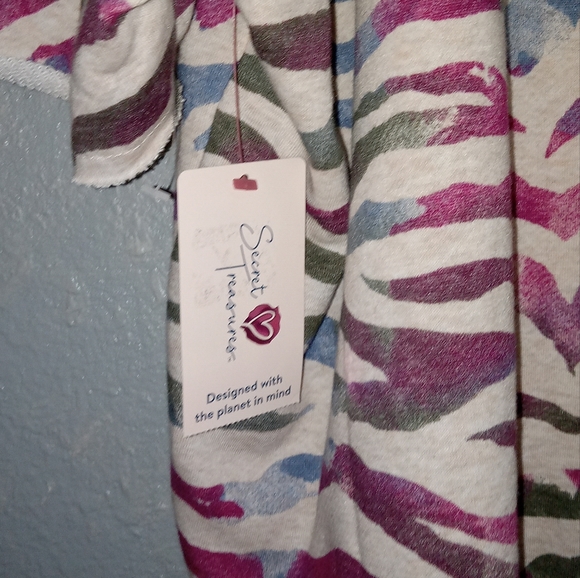 Secret Treasures hi-lo lightweight sweatshirt - Picture 5 of 5